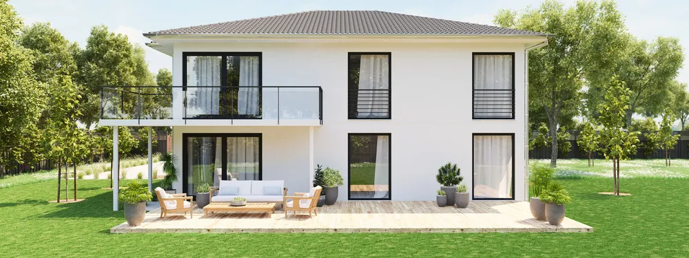 modernes weißes Wohnhaus mit naturfarbener Terrasse und Garten, Feng Shui Wohnraumberatung 